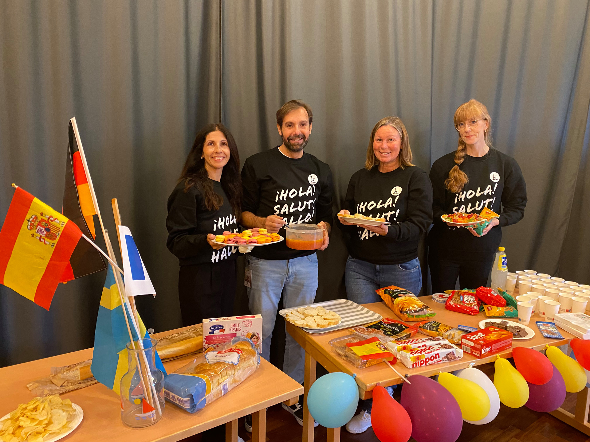 Språklärare vid uppdukat fikabord