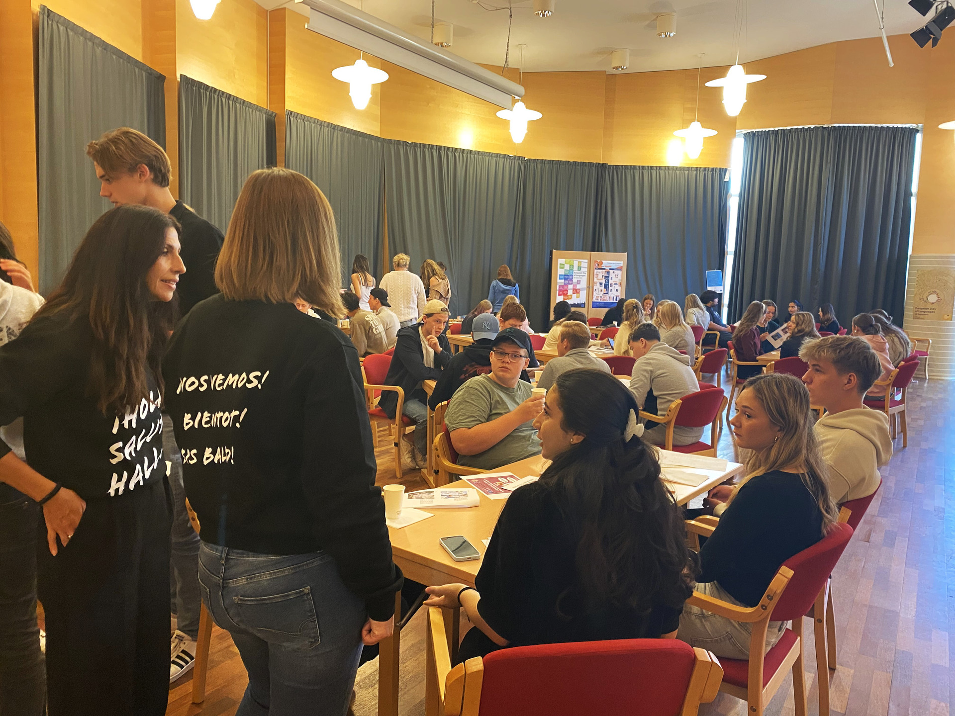 Elever som grupparbetar i en stor sal