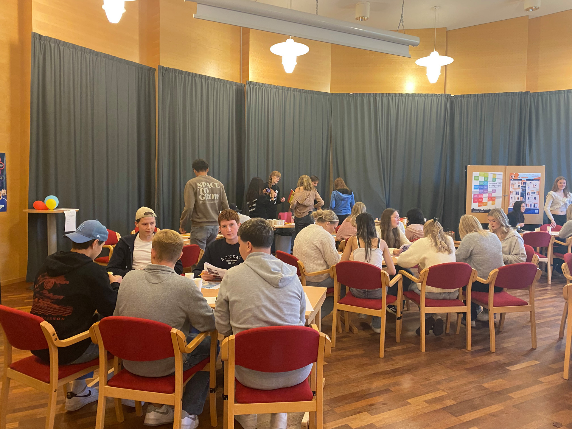 Elever som grupparbetar i en stor sal