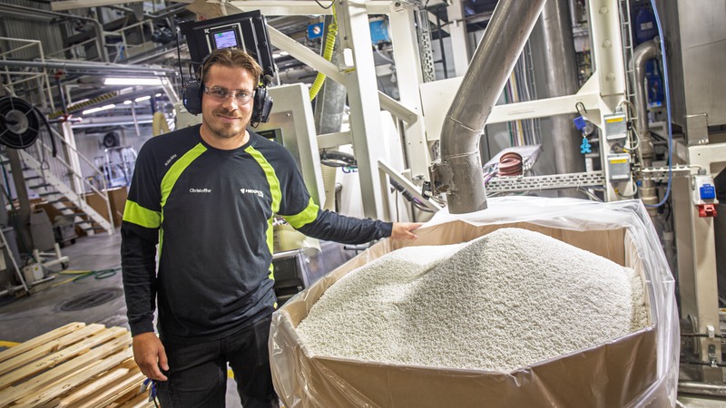 Operatören Christoffer Härd visar produkt som ska levereras från Hexpol TBE AB i Åmål till internationell kund.