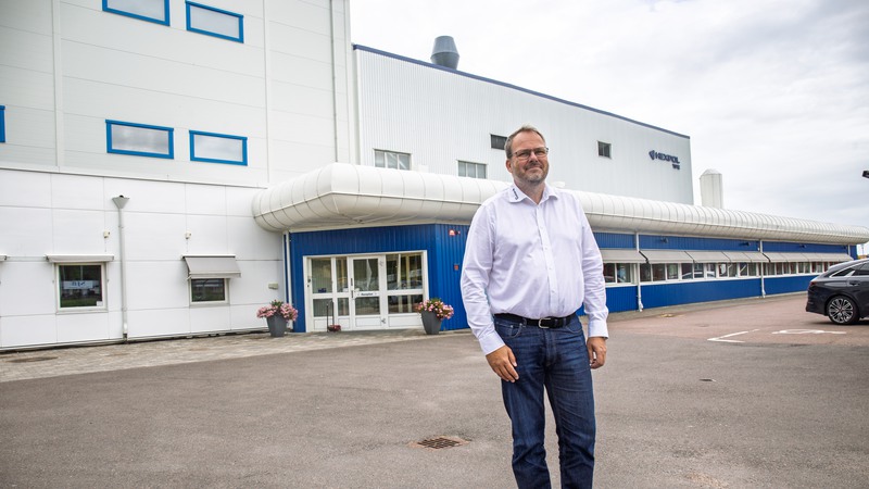 Joakim Johannesson, vd på Hexpol TPE AB i Åmål, berättar om 50-årsjubileumet och byggplanerna för att utöka storleken på industribyggnaden.