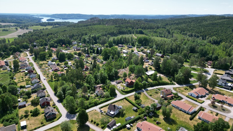 Drönarbild över en stad och dess gator. 